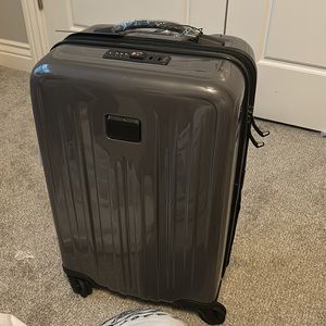 Tumi Suitcase V4 international expendable 4 wheeled carry-on